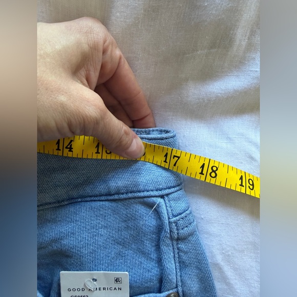 Nwt Good American 
Jeanius Good Ease Bermuda Shorts size 10 - Picture 9 of 10